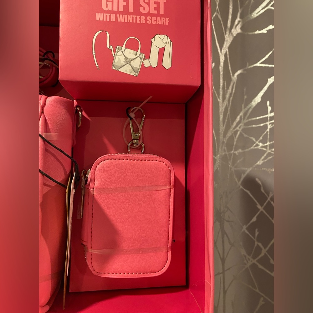 BNIB Steve Madden Viral Bbabi Crossbody Gift Set in Barbie Pink - Picture 4 of 5